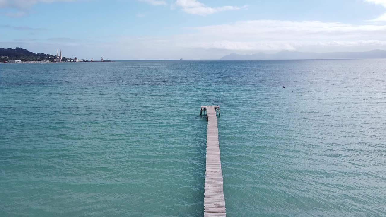 西班牙巴利阿里群岛马略卡岛的阿尔库迪亚港海滩视频素材