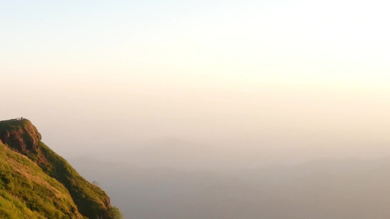 美丽的山景，山峰被森林覆盖，天空多云。视频素材