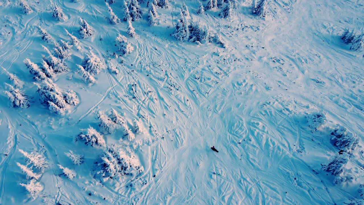 鸟瞰图。山顶上的自由骑手滑雪者。新鲜的粉。极速免费滑雪者从山顶滑雪。视频素材