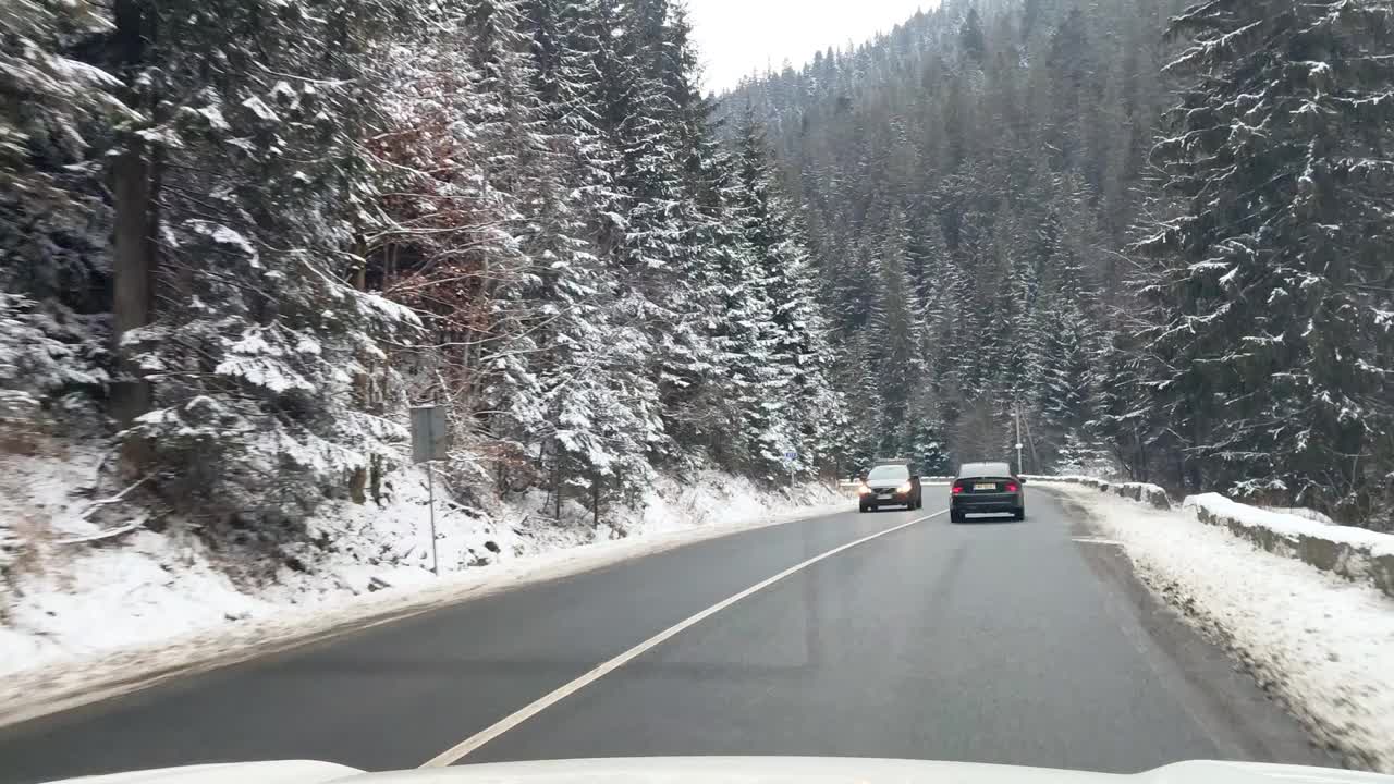 汽车在雪山路上行驶视频素材