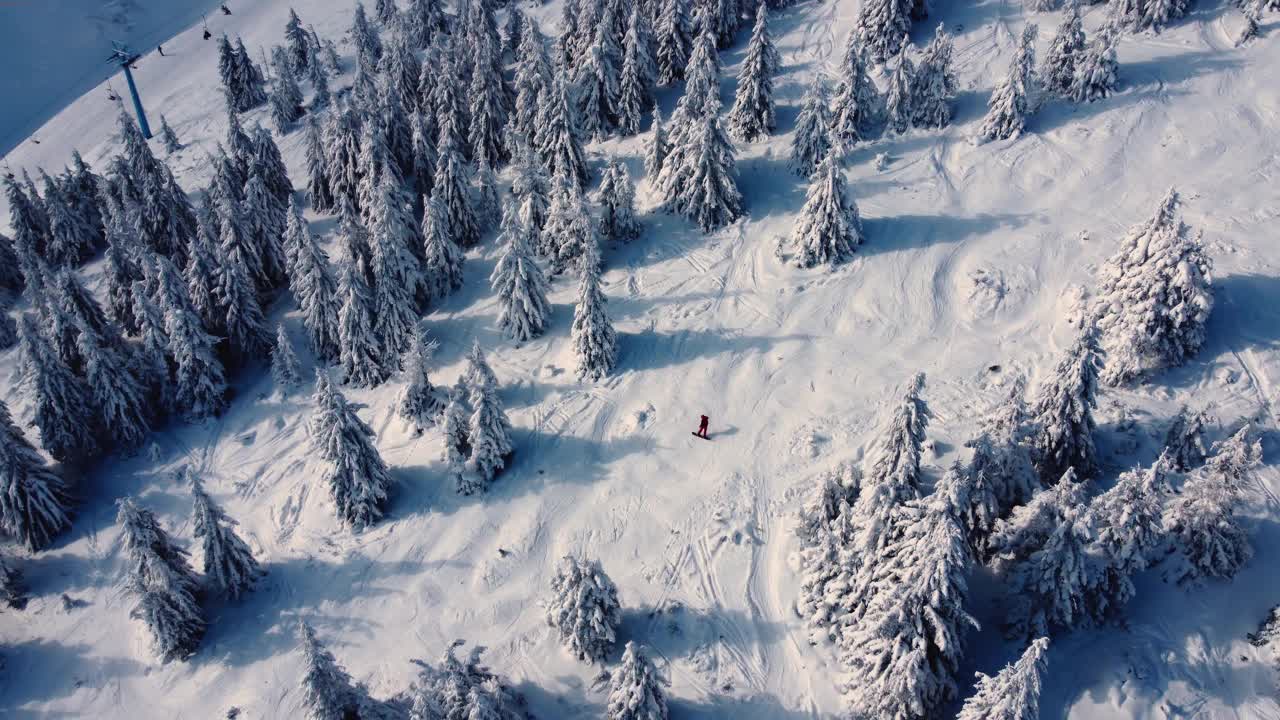 鸟瞰图。山顶上的自由骑手滑雪者。新鲜的粉。极速免费滑雪者从山顶滑雪。视频素材