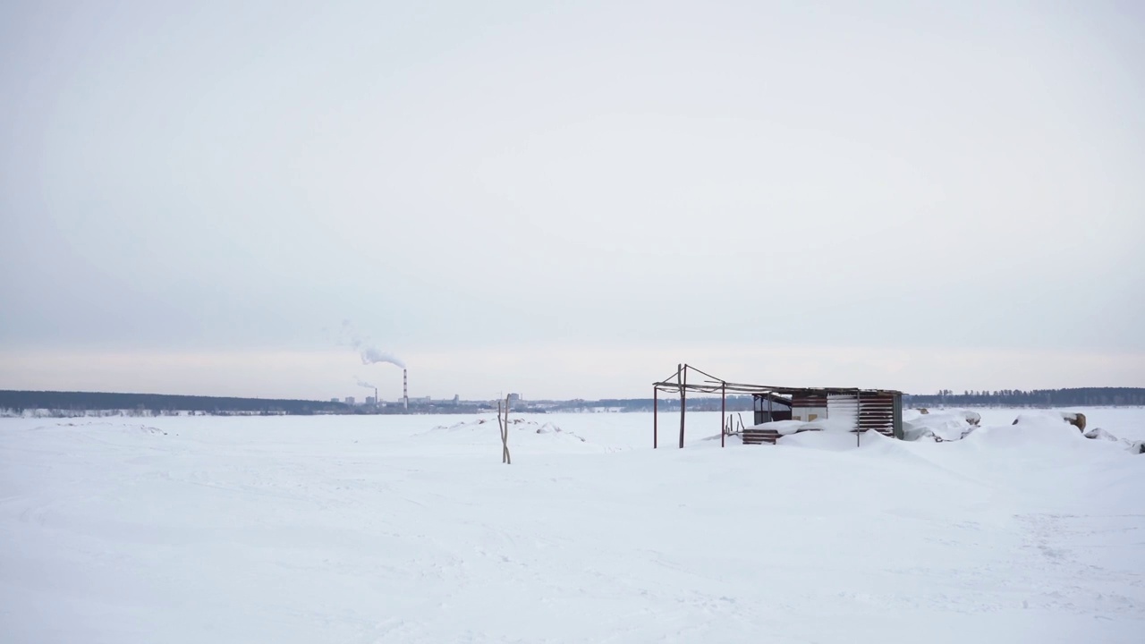 雪地背景上的废弃建筑视频下载