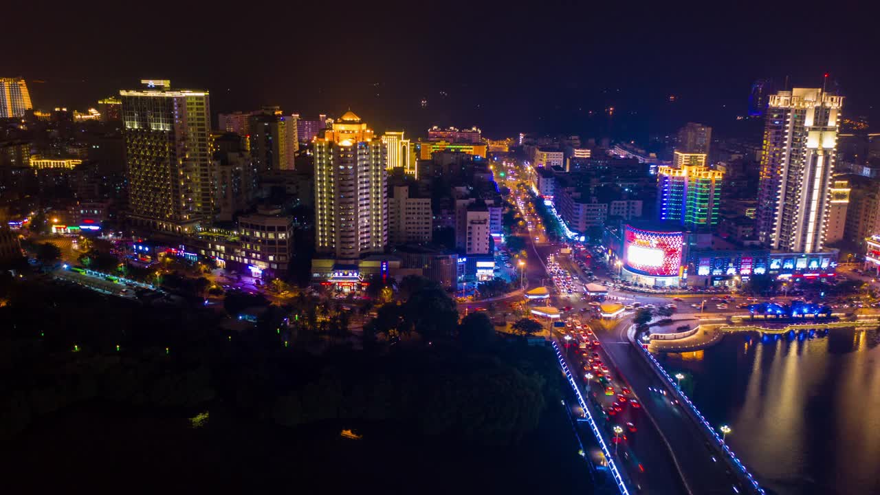 夜晚照亮三亚河交通街道航拍全景，时间跨度为4k中国视频素材