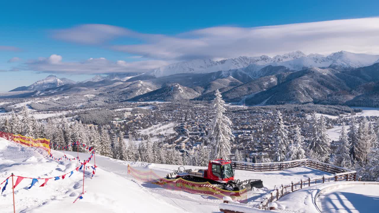 冬天的自然背景。充满异国情调的冬季全景，雪山冬季森林和云在霜冻的晴天。完美的冬季自然壁纸。视频素材