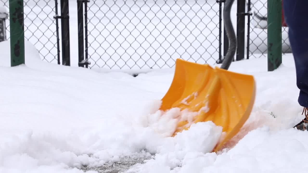 雪铲特写人铲雪走的方式视频素材