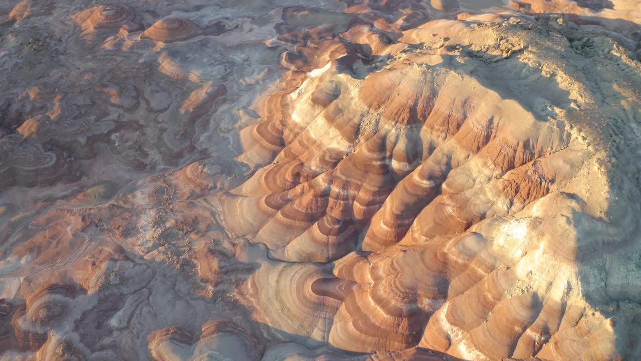 空中向上倾斜:火星模拟栖息地景观-汉克斯维尔，犹他州视频素材