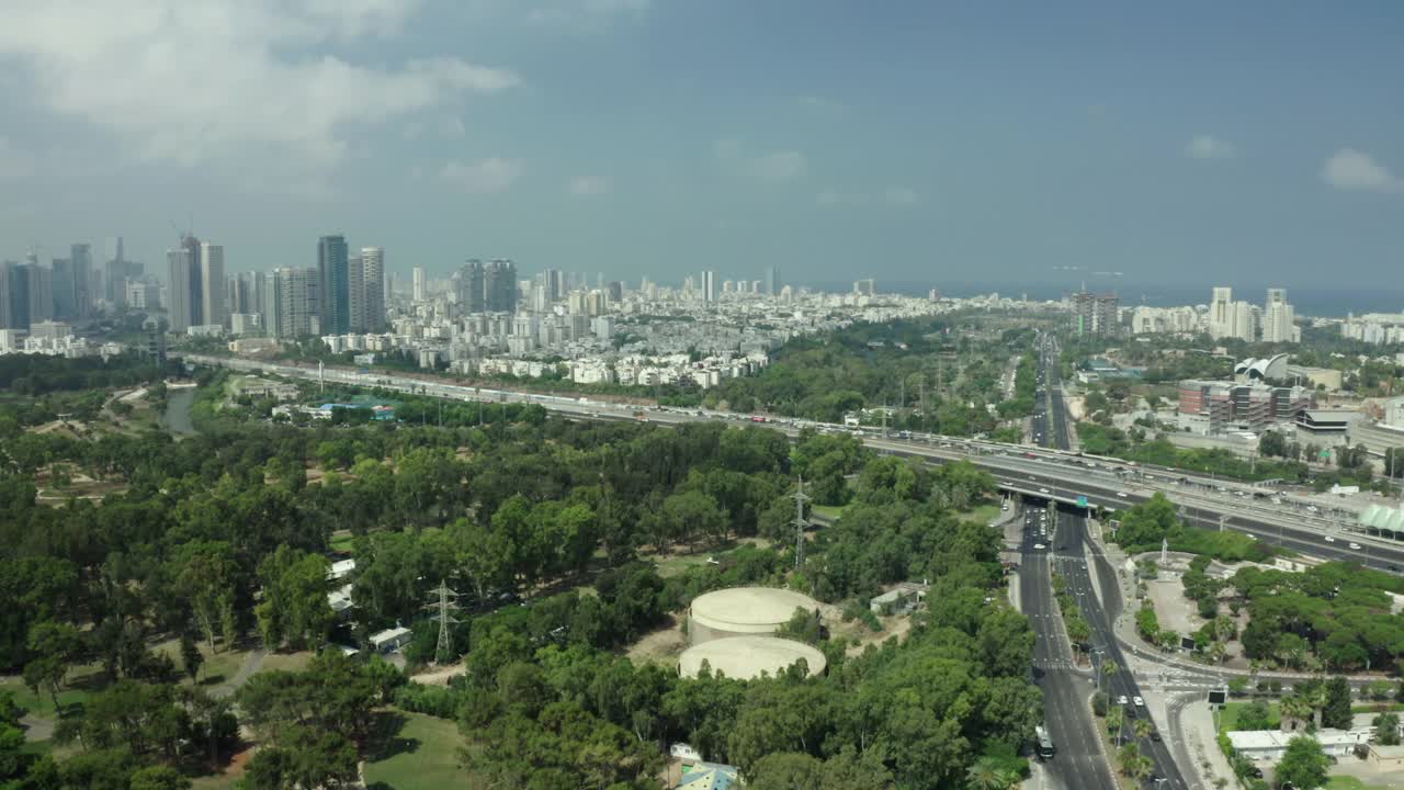 鸟瞰图Yarkon公园和城市景观对天空，无人机向后飞行-特拉维夫，以色列视频素材