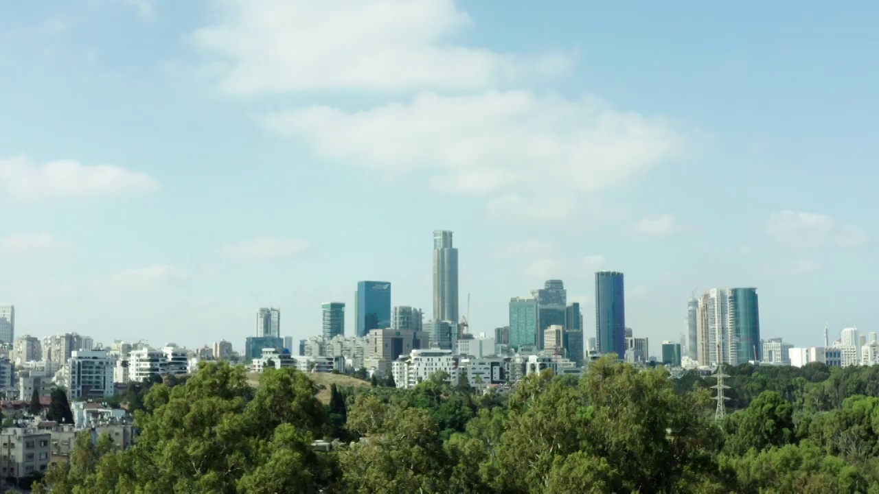 空中拍摄的高楼在城市的天空，无人机向下飞行-特拉维夫，以色列视频素材