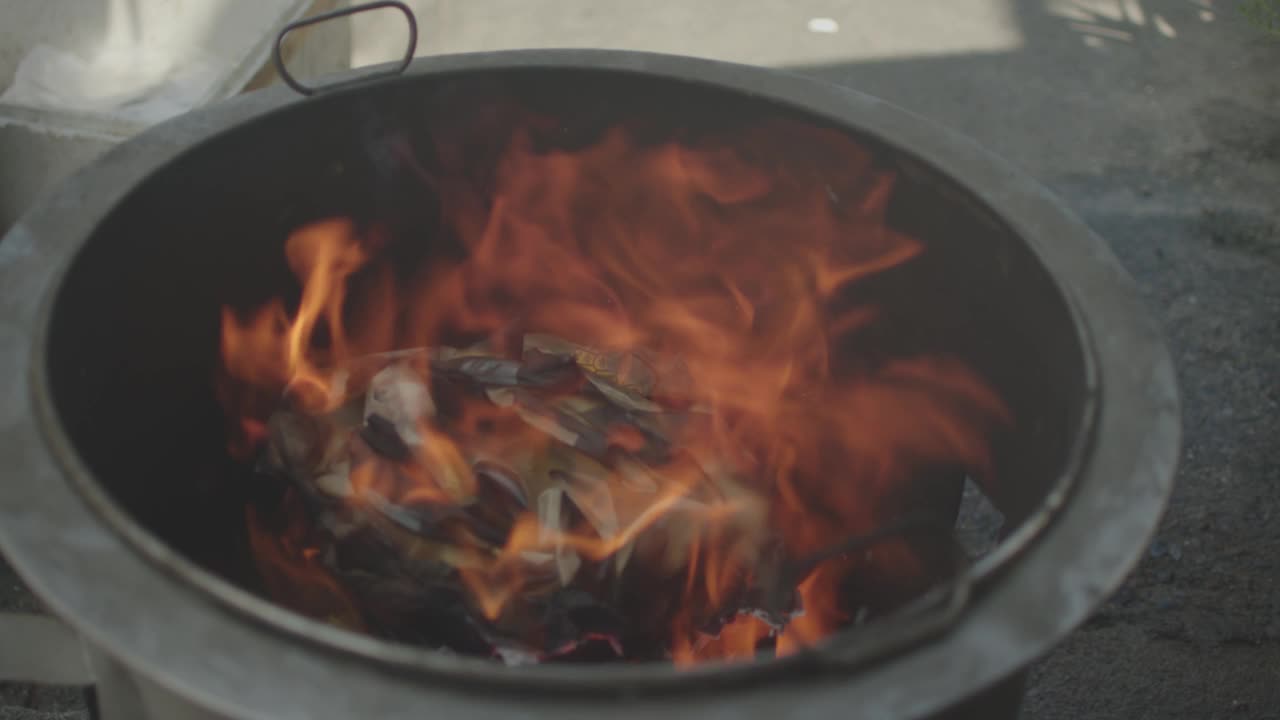 中国新年燃烧祭拜上帝视频素材