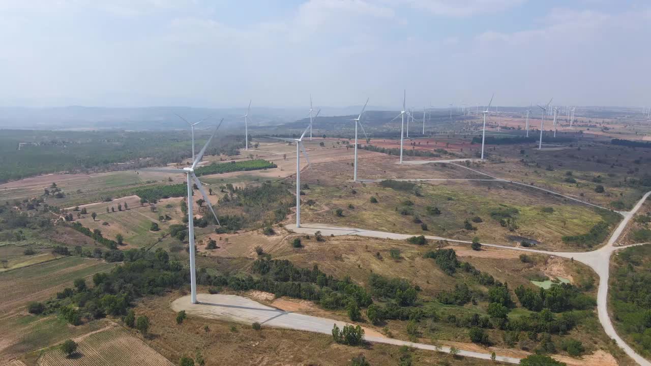 鸟瞰图风力发电机农场可再生能源和农业领域视频素材