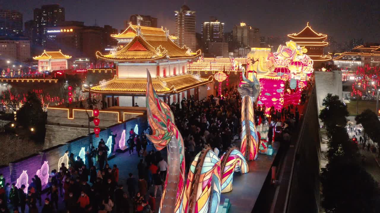 鸟瞰图古城墙南门庆祝中国春节，西安，陕西，中国视频素材