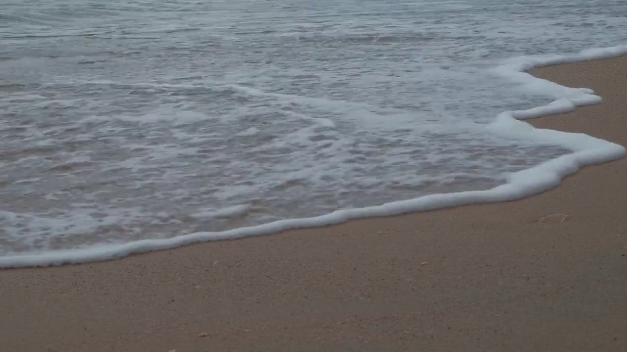 美丽的海边，晴朗的天空。干净的沙滩，海浪一直拍打着海岸视频素材