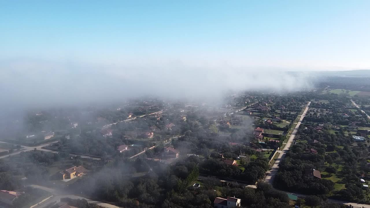 西班牙阿维拉城市化房屋的鸟瞰图，一大片云雾覆盖了一切。惠特。视频素材