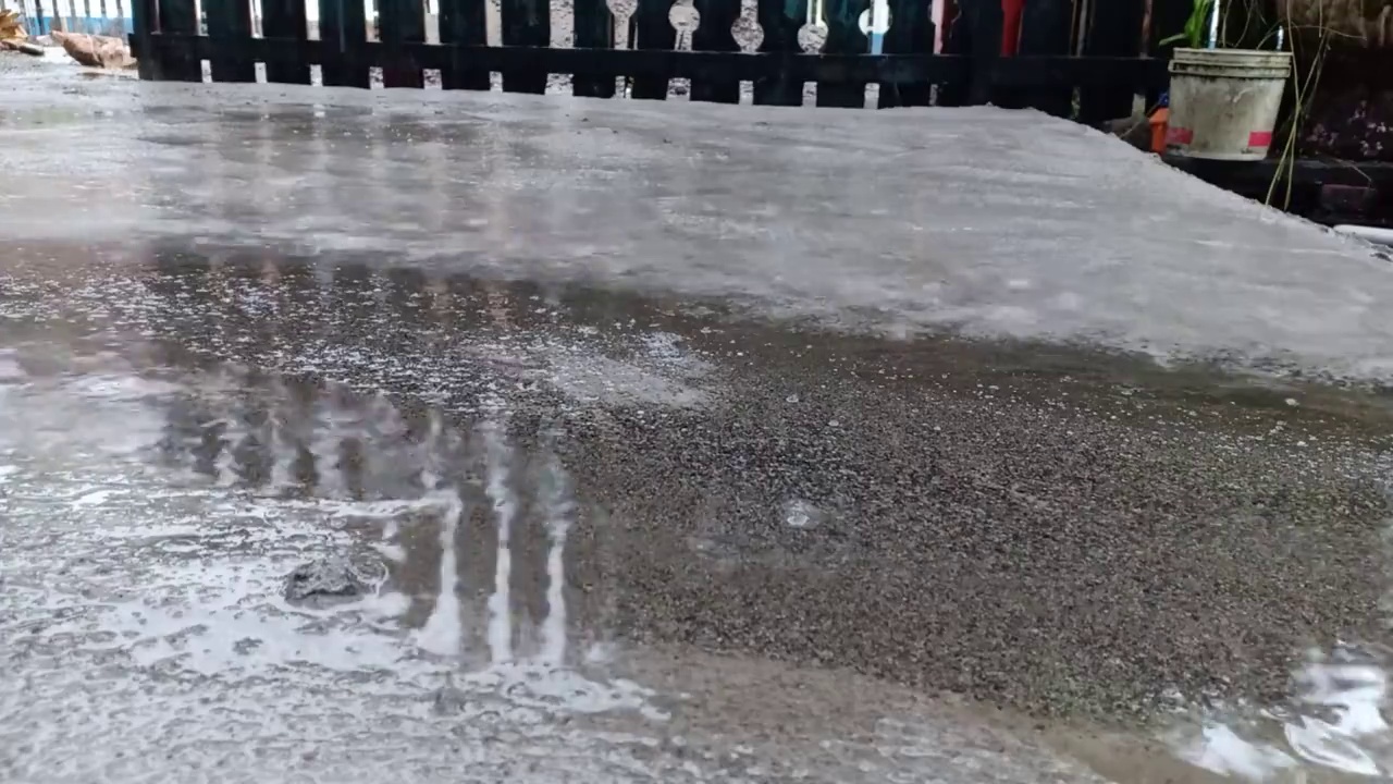 雨水落在墙上视频素材