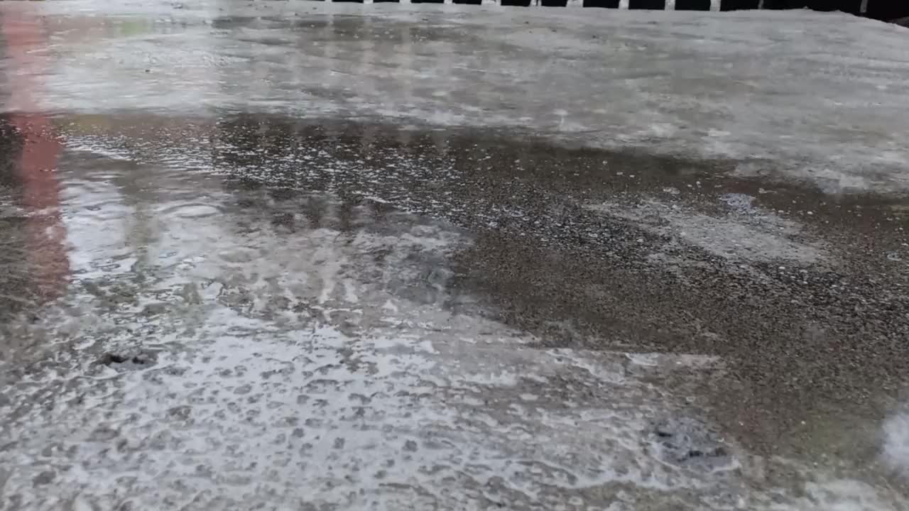 雨水落在墙上视频素材