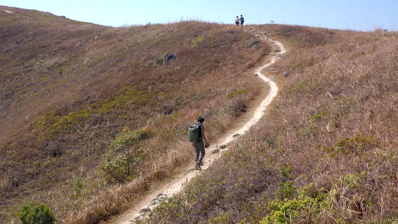 人在山中徒步行走，户外生活方式，秋天视频素材