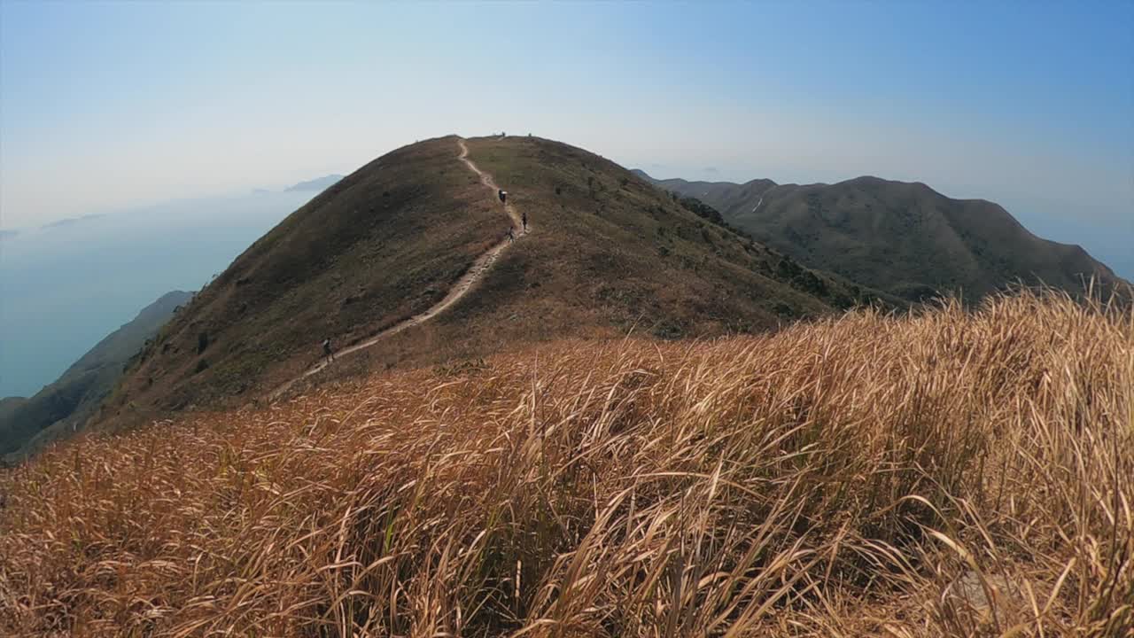 人在山中徒步行走，户外生活方式，秋天视频素材