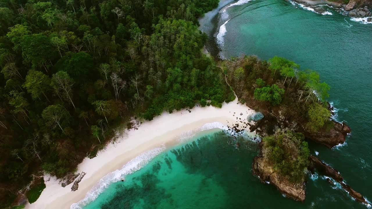 鸟瞰飞过绿色海湾-股票视频视频素材