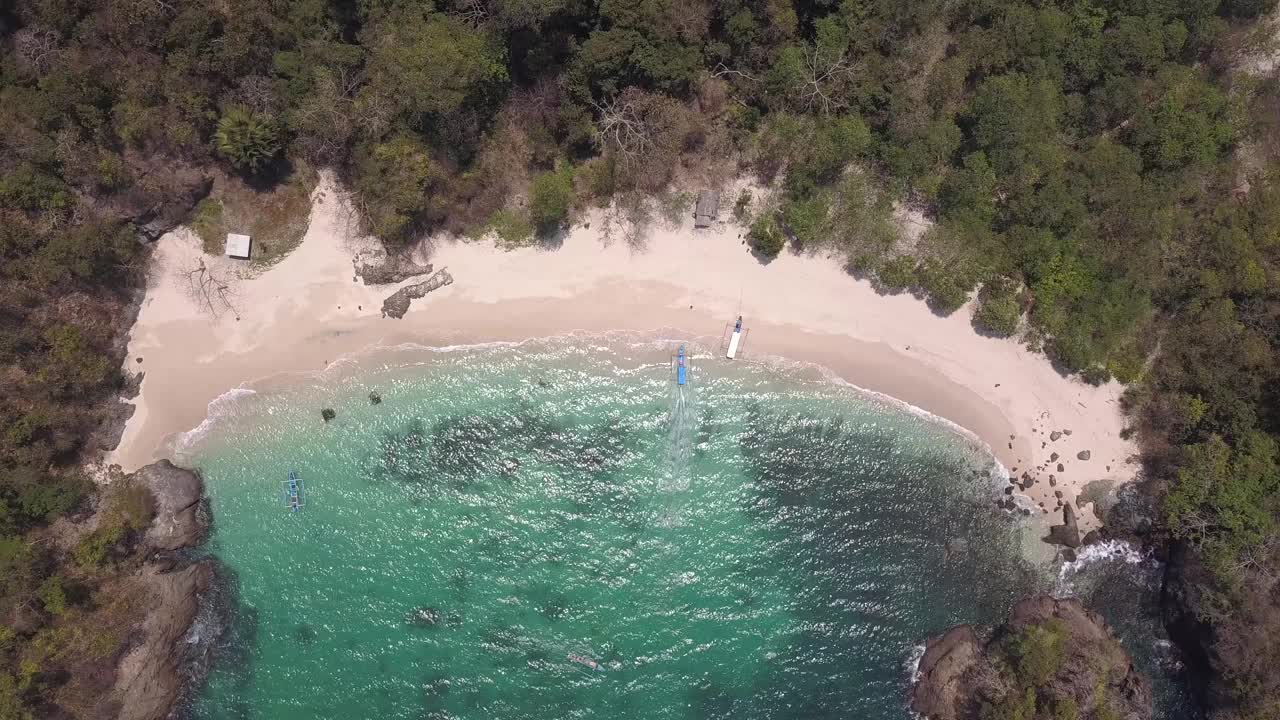 鸟瞰飞过绿色海湾-股票视频视频素材