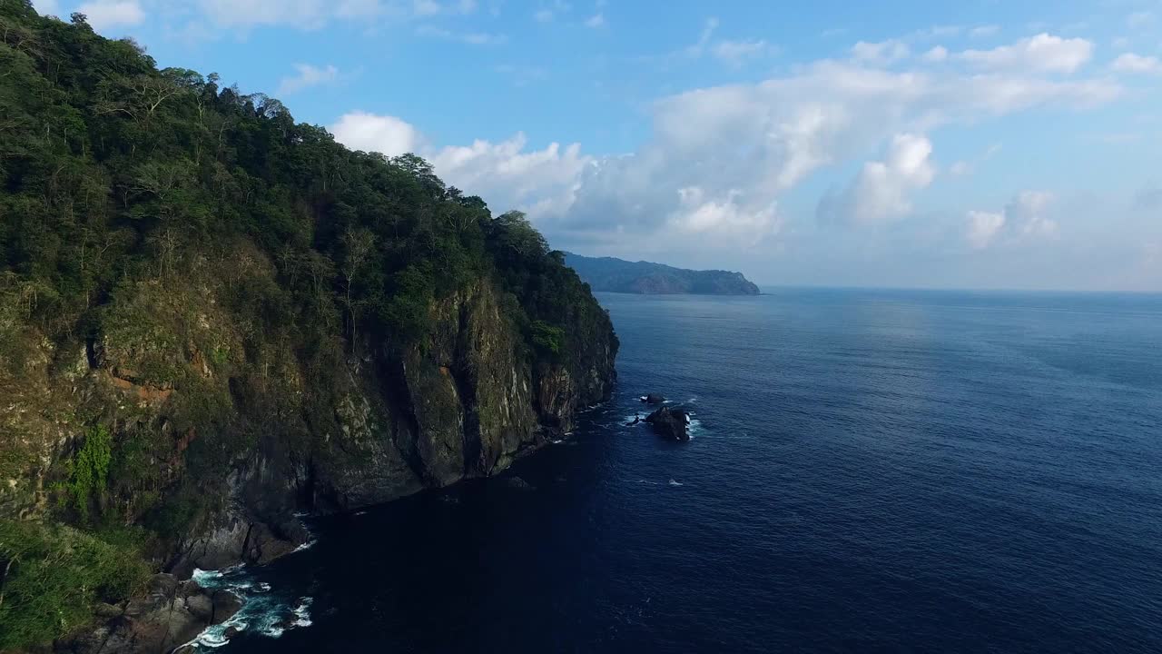 鸟瞰飞行在teluk damai -股票视频视频素材