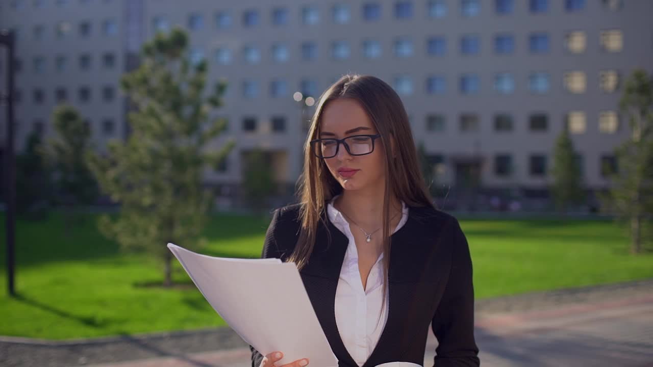 特写年轻有吸引力的白人女商人或女学生视频素材