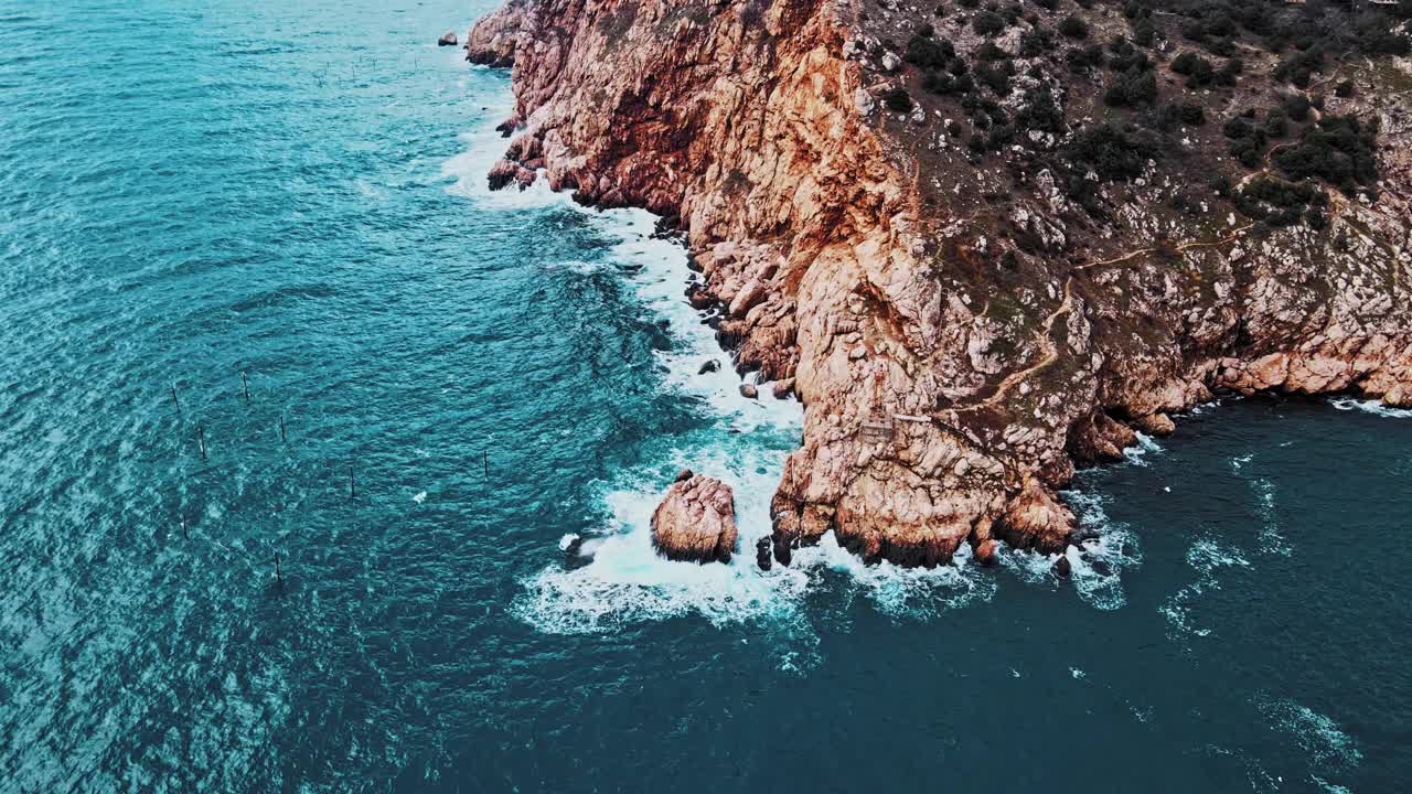 从上到下的巨大的海浪撞击和起泡的鸟瞰图视频素材