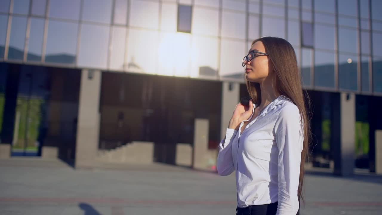 年轻成功的女商人或女学生的侧视图视频素材