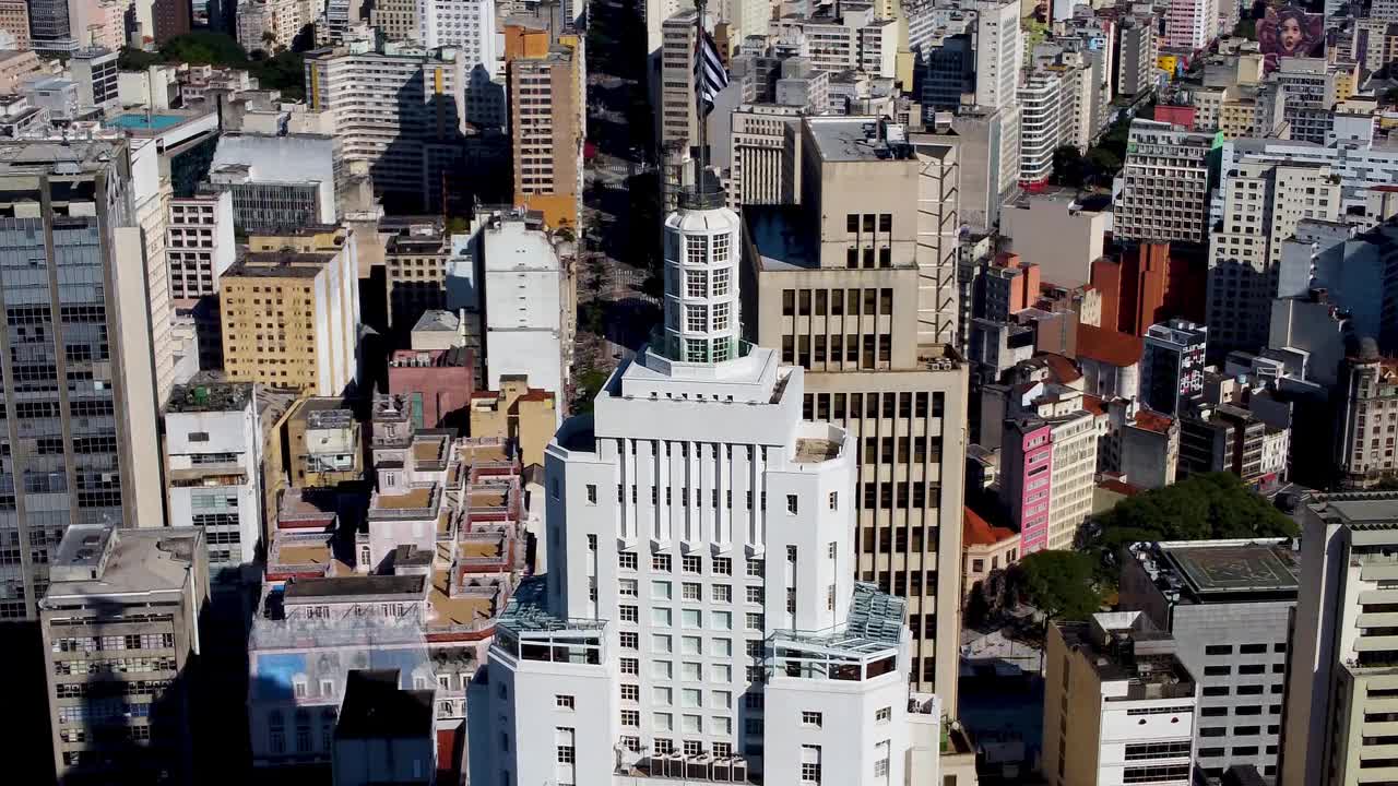 鸟瞰图著名的桑坦德灯塔摩天大楼，圣保罗。空中城市地标。城市生活的场景。桑坦德灯塔摩天大楼，圣保罗国旗。视频素材