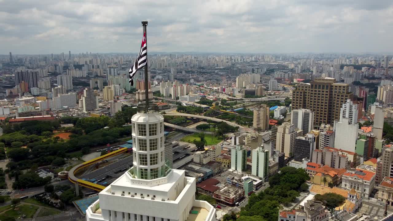 鸟瞰图著名的桑坦德灯塔摩天大楼，圣保罗。空中城市地标。城市生活的场景。桑坦德灯塔摩天大楼，圣保罗国旗。视频素材