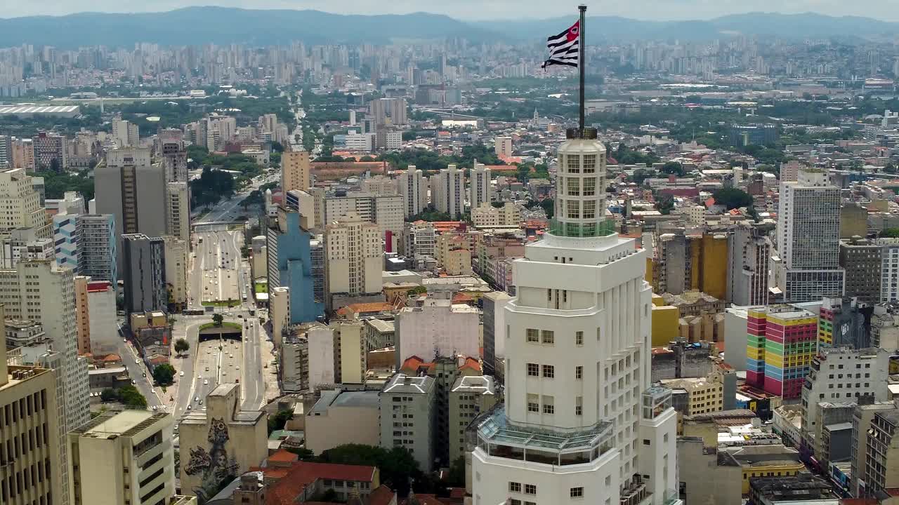 鸟瞰图著名的桑坦德灯塔摩天大楼，圣保罗。空中城市地标。城市生活的场景。桑坦德灯塔摩天大楼，圣保罗国旗。视频素材