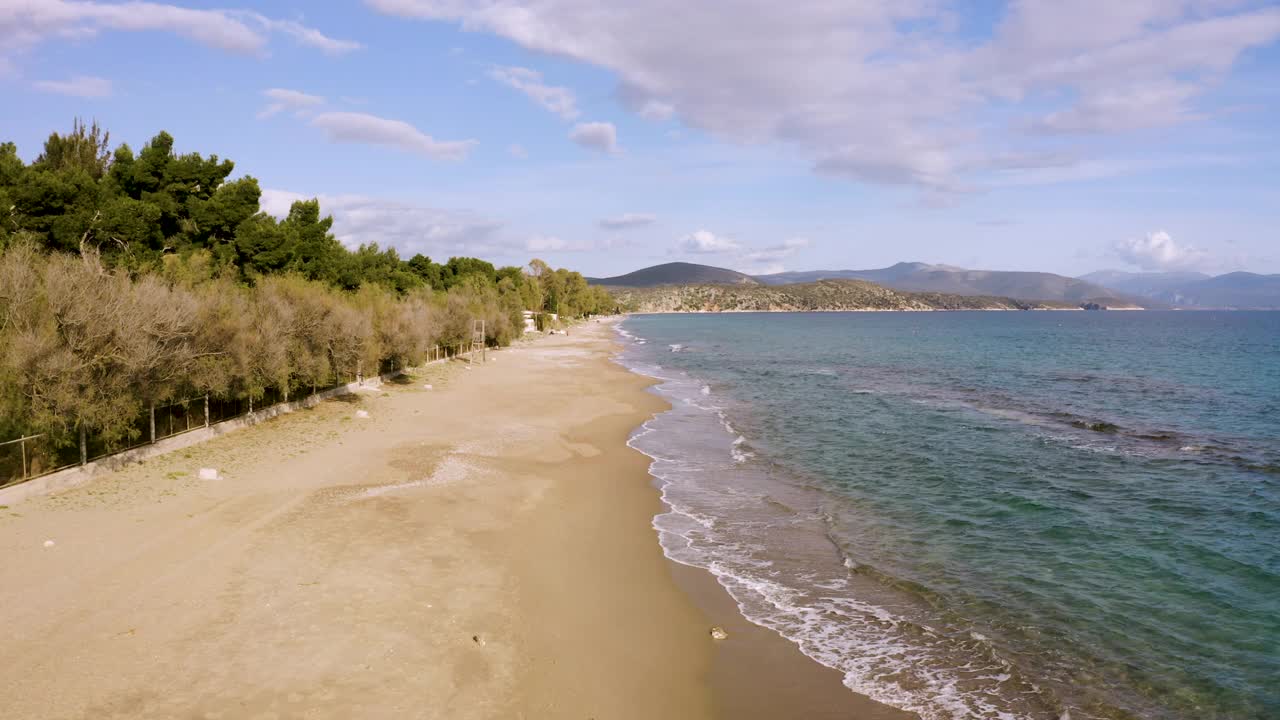 无人机拍摄的爱琴海海岸线和避暑小屋视频素材