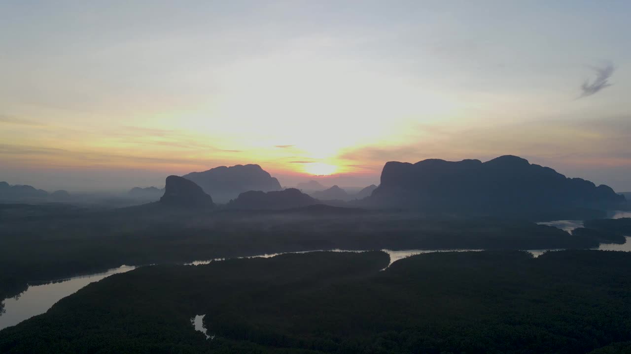 4k鸟瞰图多莉湿地河在红树林日出时间视频素材