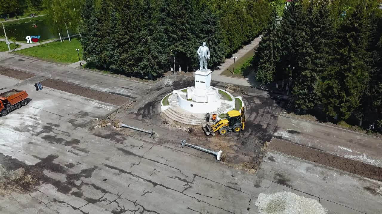 城市广场正在进行维修工作。这个过程来自四轴飞行器。道路设备可见视频素材