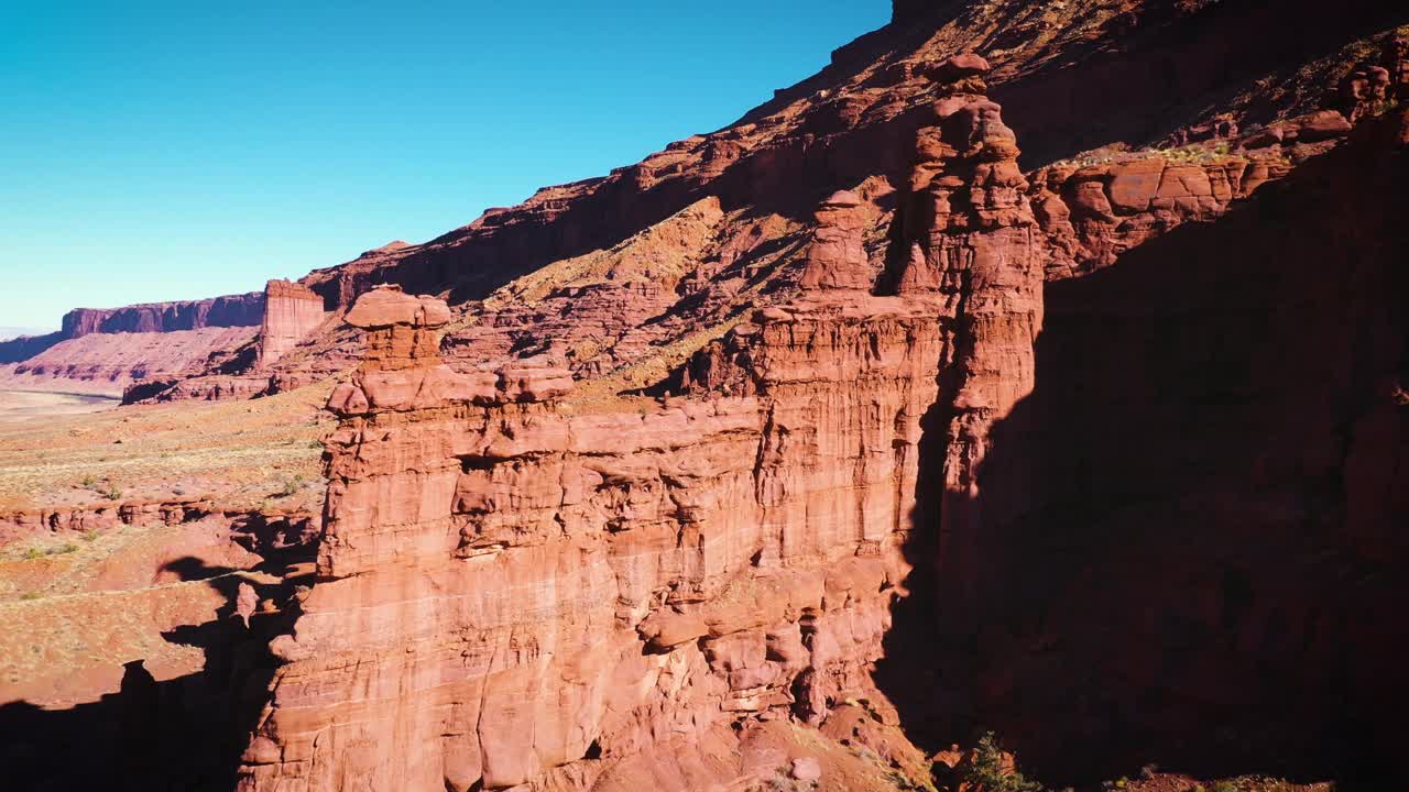 犹他州Moad附近崎岖地形的航拍照片视频素材