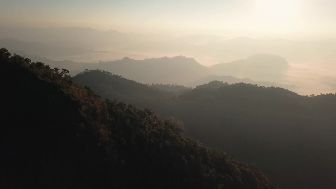 鸟瞰图上的云彩和山与日出视频素材