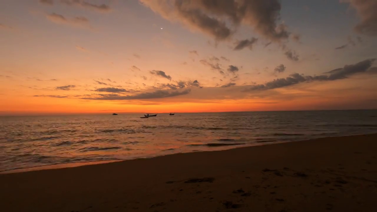 红橙黄的夕阳映在天空上粼粼的海水水面上视频素材