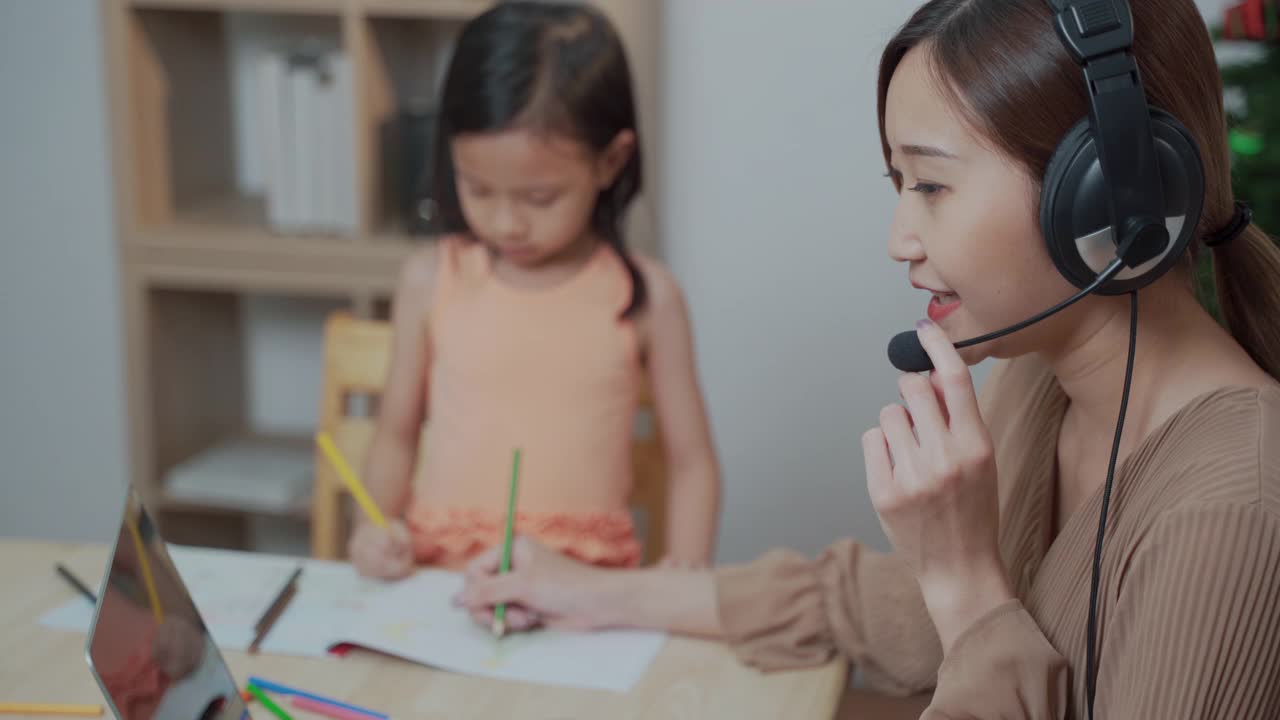 年轻的亚洲女商人在做家庭作业时为客户提供支持视频素材