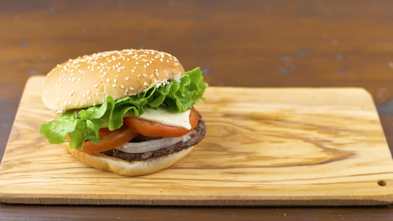 美味的烤汉堡配薯片放在木板上视频下载