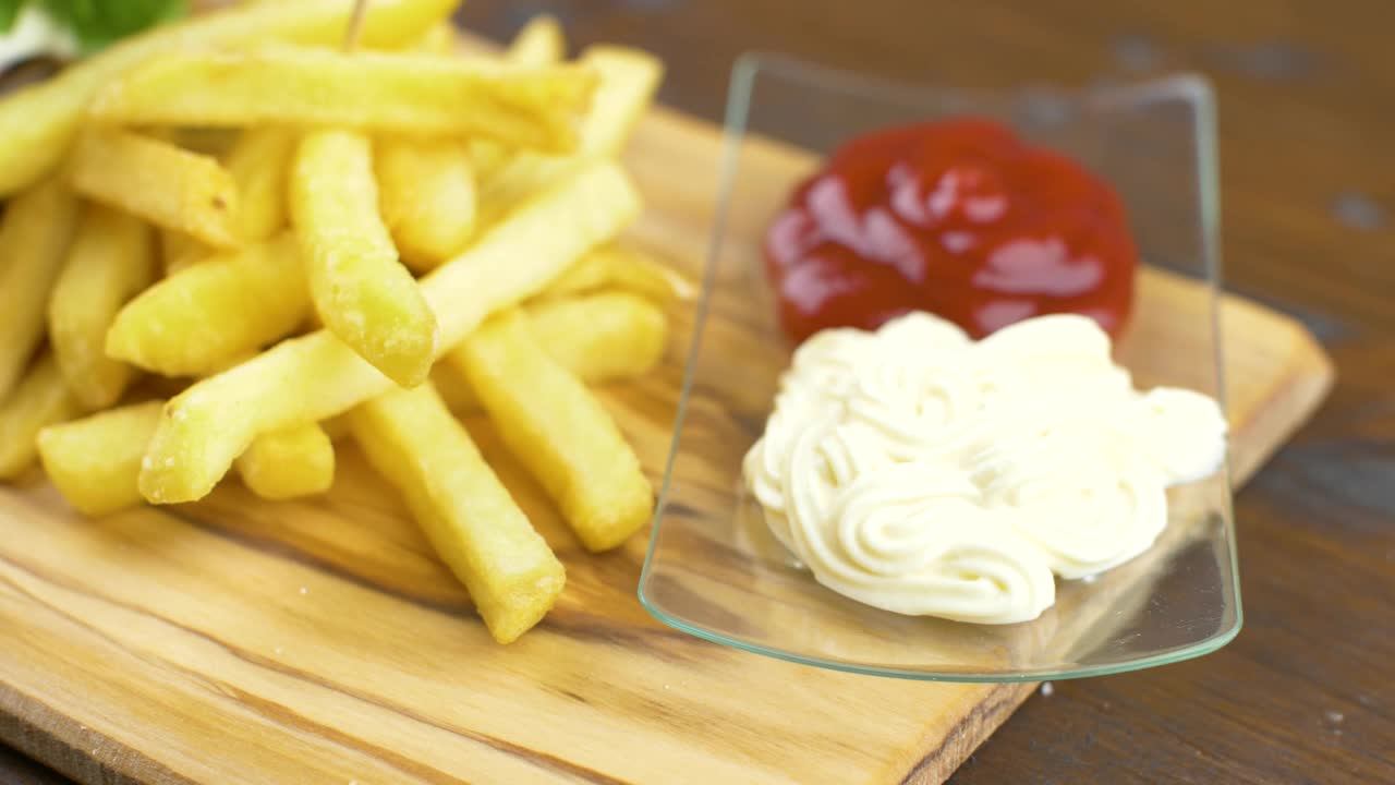 美味的烤汉堡配薯片放在木板上视频素材