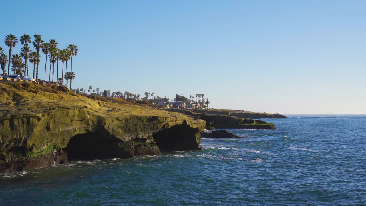 海浪冲击南加州日落悬崖，侵蚀圣地亚哥海岸线视频素材