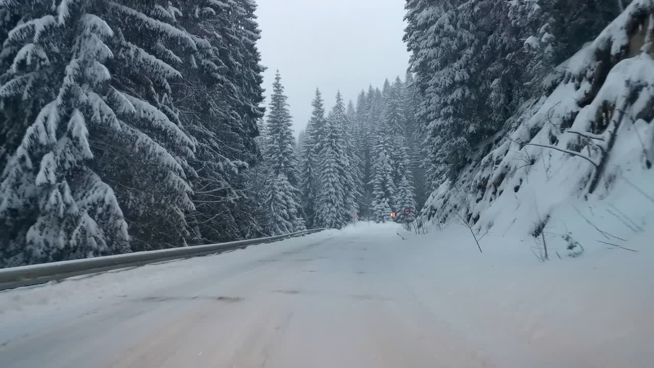 汽车观点。2019冠状病毒病(COVID-19)大流行期间，在大雪中行驶在高速公路上上班。生活忙碌，交通慢了下来。视频素材