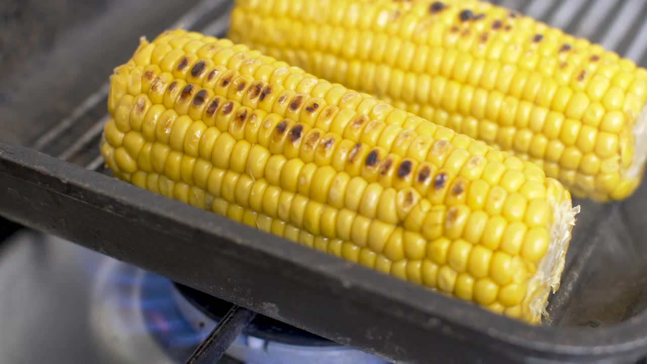 热玉米上融化黄油，烤盘上的玉米和黄油，特写，4k视频下载