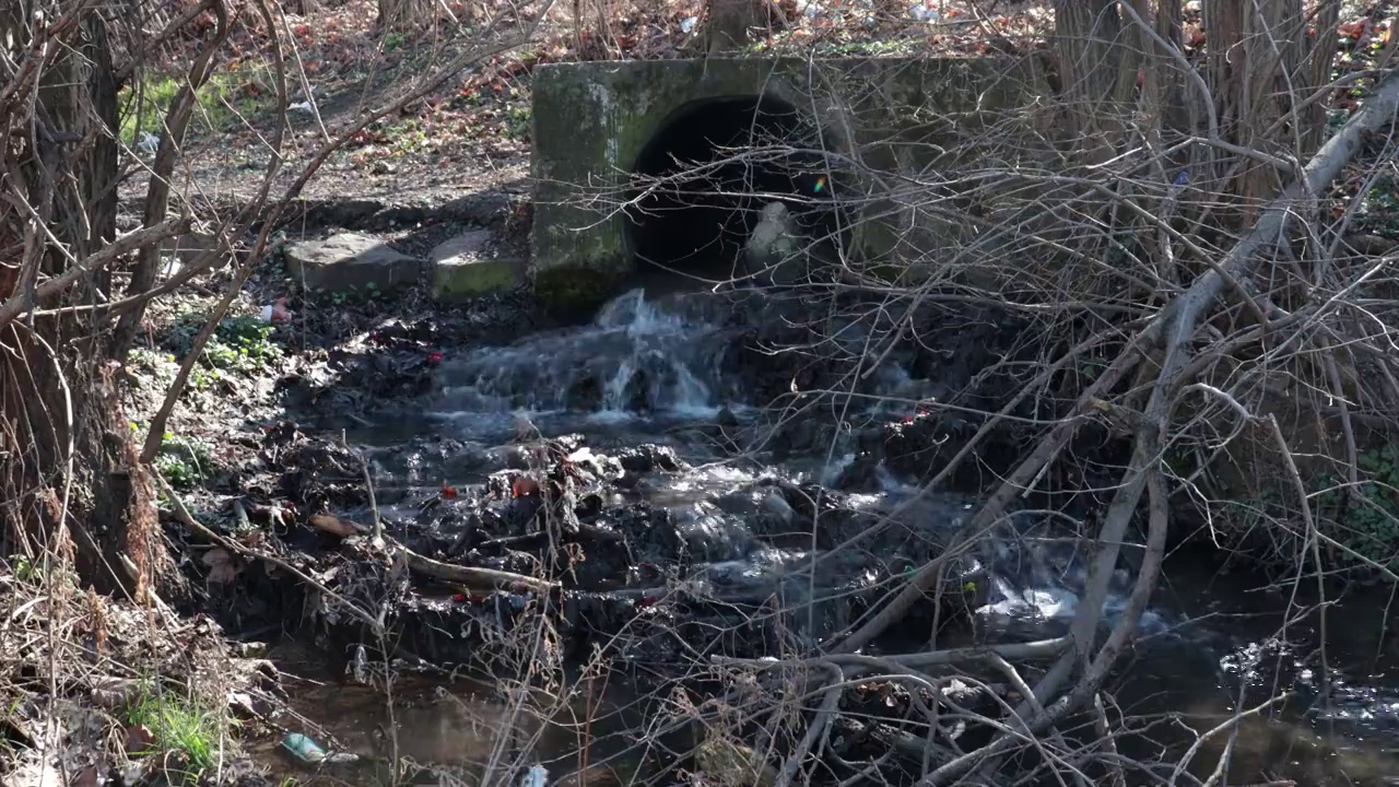 城市污水系统排出管道，用废水和难闻的气味污染大自然视频素材