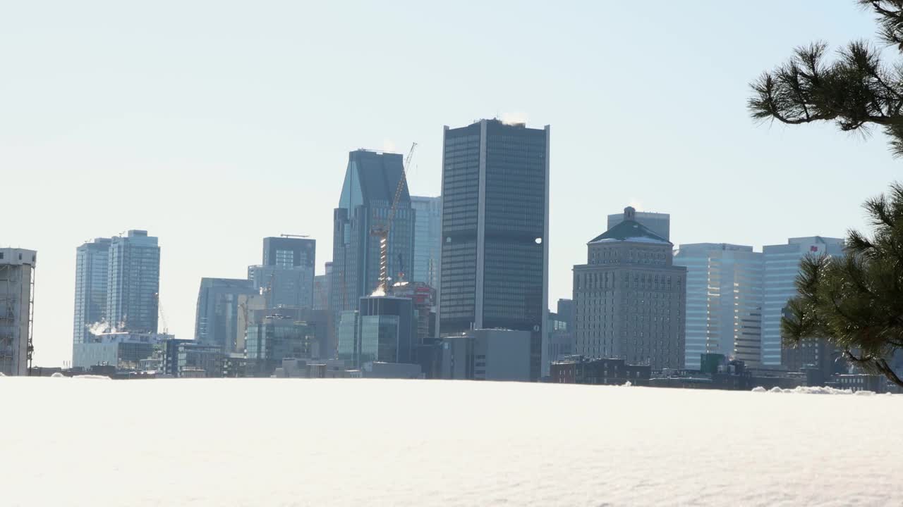 远摄视频冬季蒙特利尔市中心的地平线上升在一个现在的银行视频素材