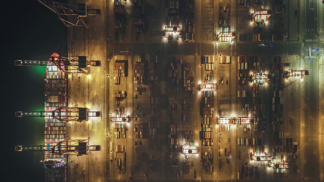 繁忙的工业港口，集装箱船在夜间鸟瞰图视频素材