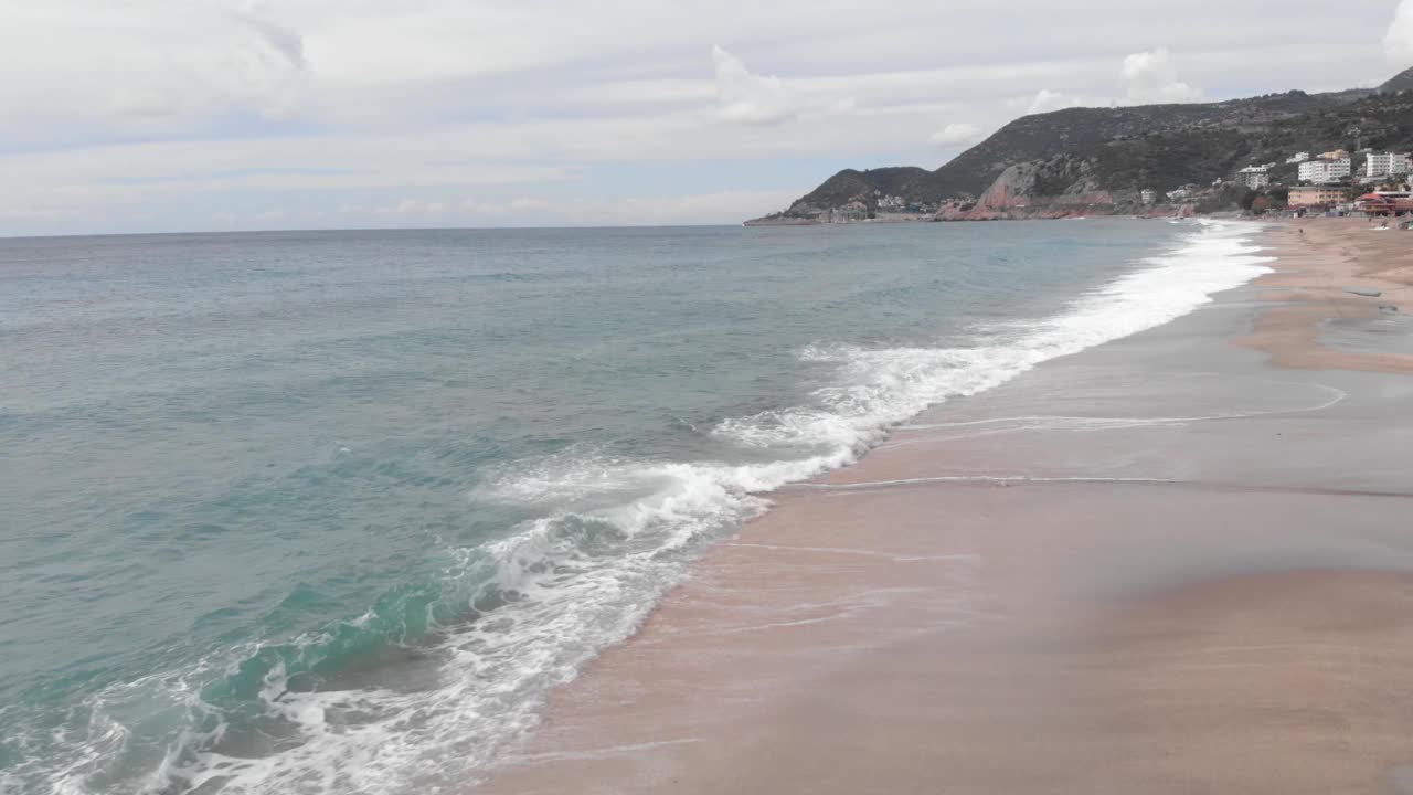 海浪拍打着白色的沙滩。海浪在美丽的海滩上。波涛汹涌的大浪。海浪拍打着空旷的海滩视频素材