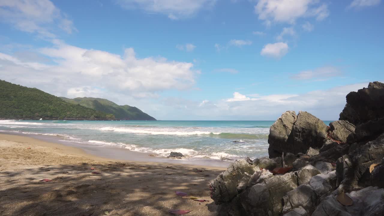 野生热带海滩，群山环绕。视频素材