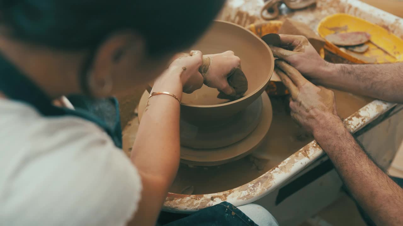 在她赋予它个性之前，它只是粘土视频素材