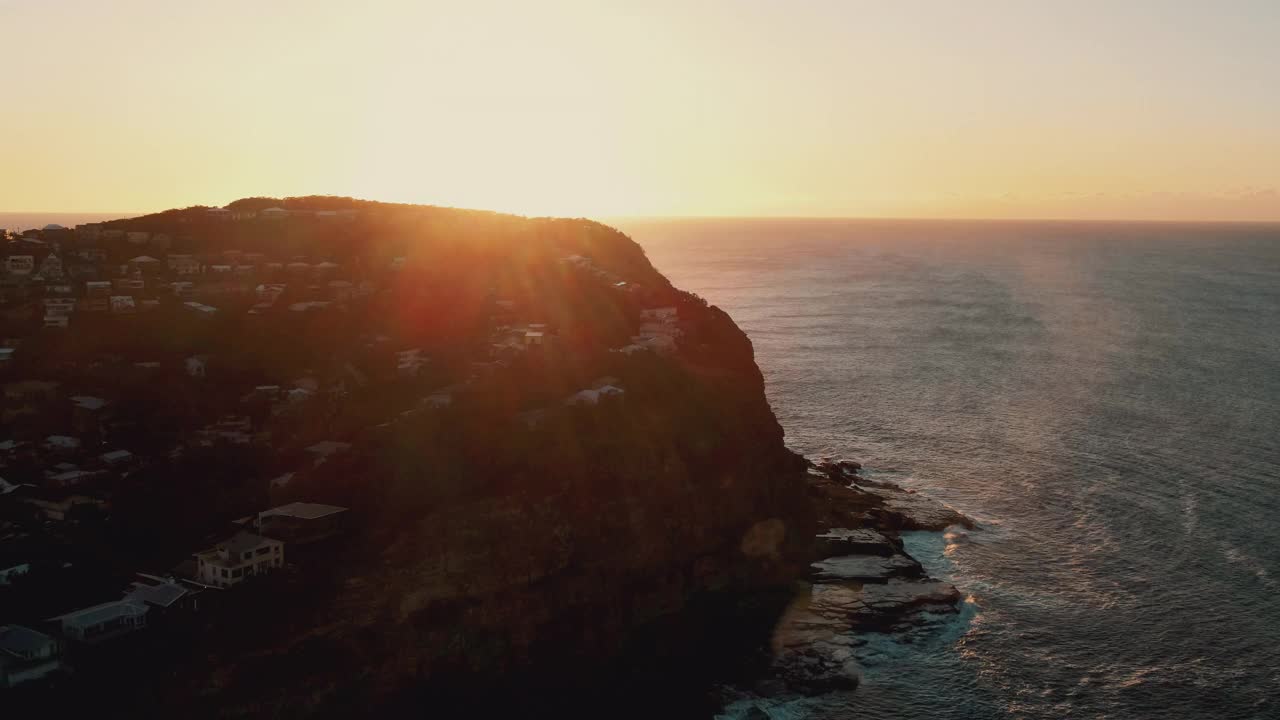 澳大利亚新南威尔士州中央海岸阿沃卡海滩的海景和村庄视频素材