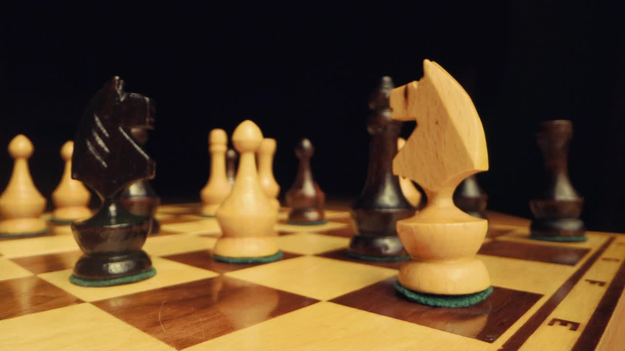 放大在一个棋盘上的棋子与骑士在前景视频素材